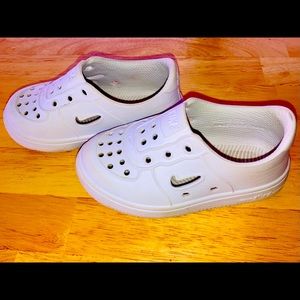 Toddler Nike crocs size 6c